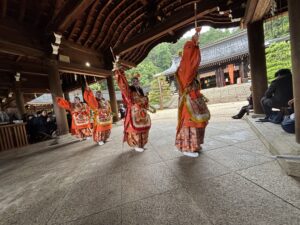 舞楽「環城楽」 原笙会の女性舞楽による舞「環城楽」の奉納シーン