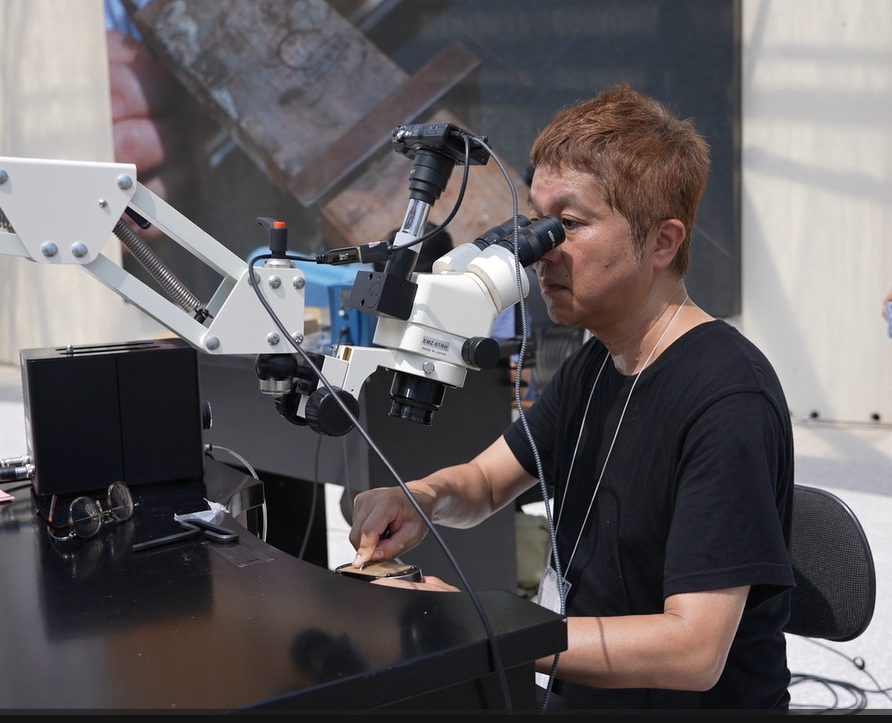 糸鋸で素材を切り出す手元