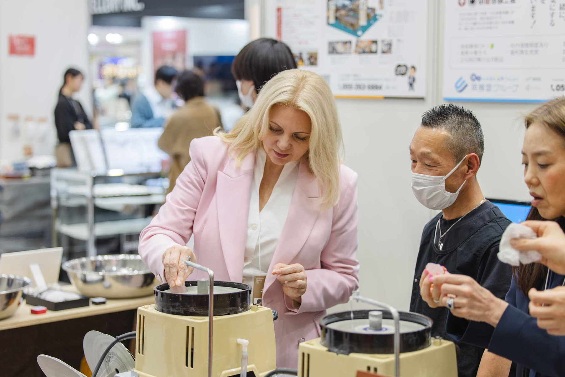 職人による加工実演（宝石研磨・貴金属加工）